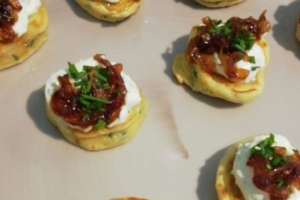 Schnittlauchpfannkuchen mit Creme Fraiche und Confit von roten Zwiebeln