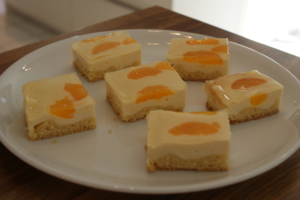 Käsekuchen mit Mandarinen auf dem Blech